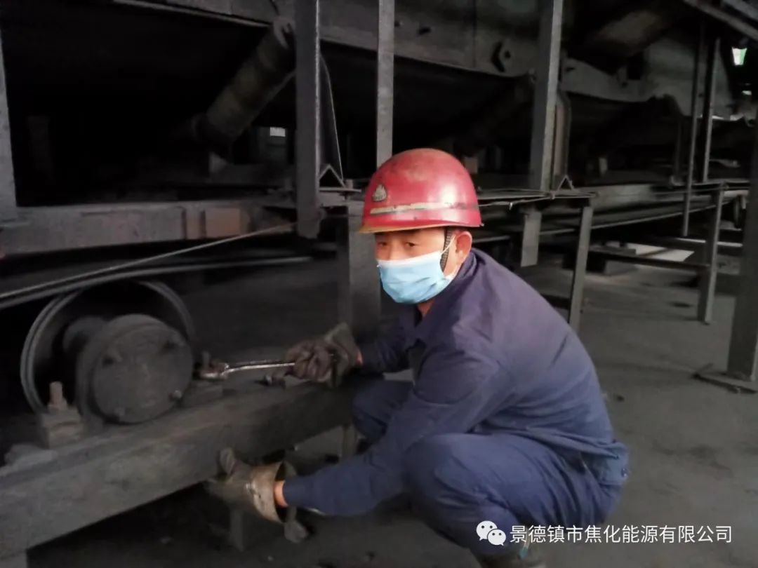 “老線這邊人手不夠，你們那邊有誰(shuí)可以過來(lái)支援？”“好的，我馬上來(lái)?！甭牭竭@個(gè)消息時(shí)，羅國(guó)安剛剛結(jié)束新線的維修工作，但他二話不說，立即拿起維修包，投入到老線的維修工作當(dāng)中。每天工作10小時(shí)以上已經(jīng)成為抗疫期間的常態(tài)，雖然身體很疲憊，但是他沒有任何怨言，“確實(shí)很辛苦、很累，但現(xiàn)在正是特殊時(shí)期，只有保障公司生產(chǎn)經(jīng)營(yíng)“不斷檔”，我們生活才能“不斷線”，恰恰我所在的運(yùn)輸廠就是承擔(dān)著焦炭煤炭運(yùn)輸?shù)闹匾氊?zé)，所以我更應(yīng)該恪盡職守，保障好這些設(shè)備的穩(wěn)定運(yùn)行?！?jpg